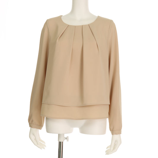 ネックラインタックブラウス