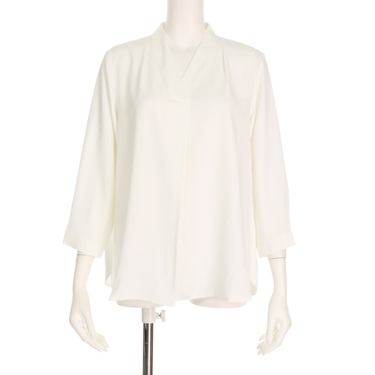 立体的ネックデザインブラウス