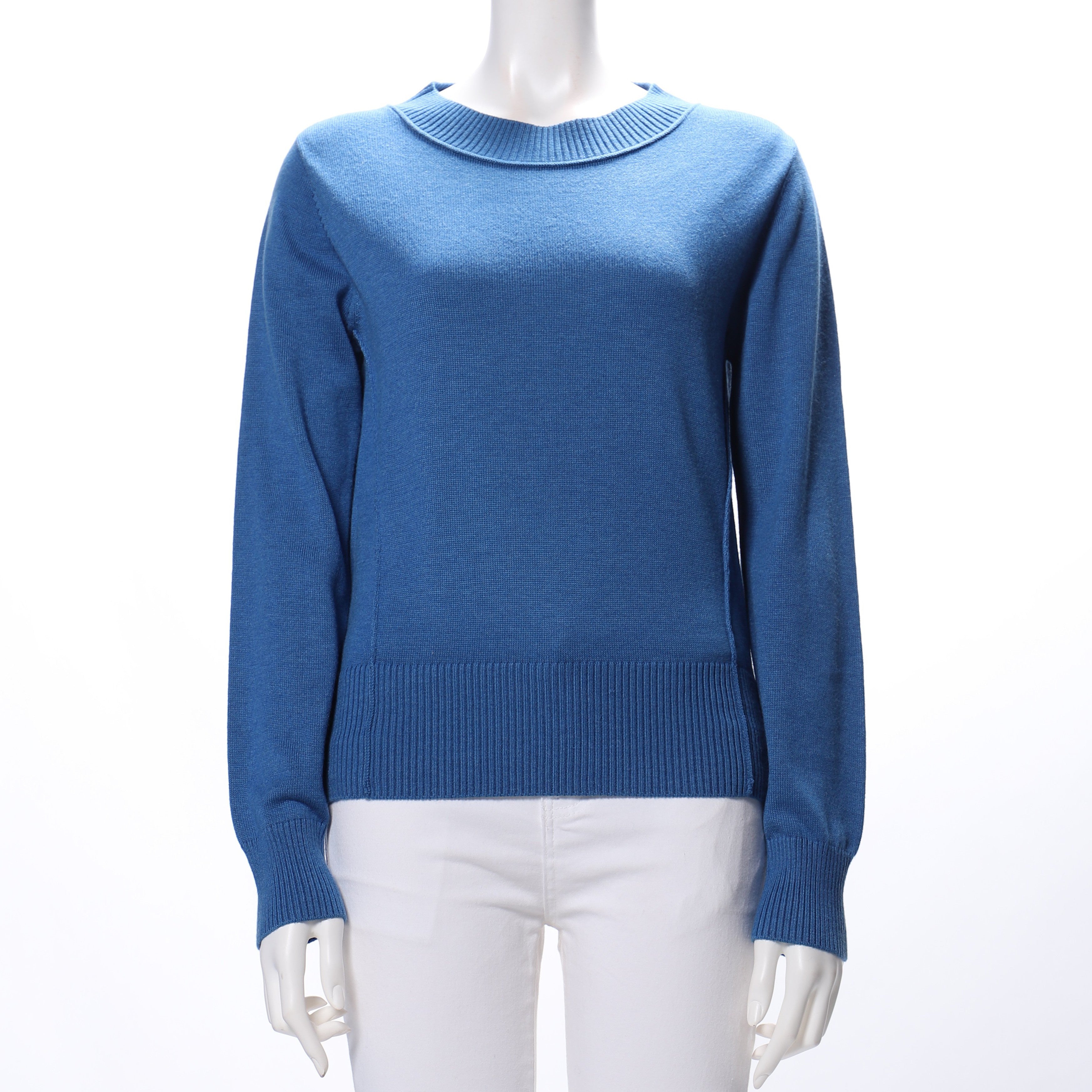 シンプルラウンドネックニット