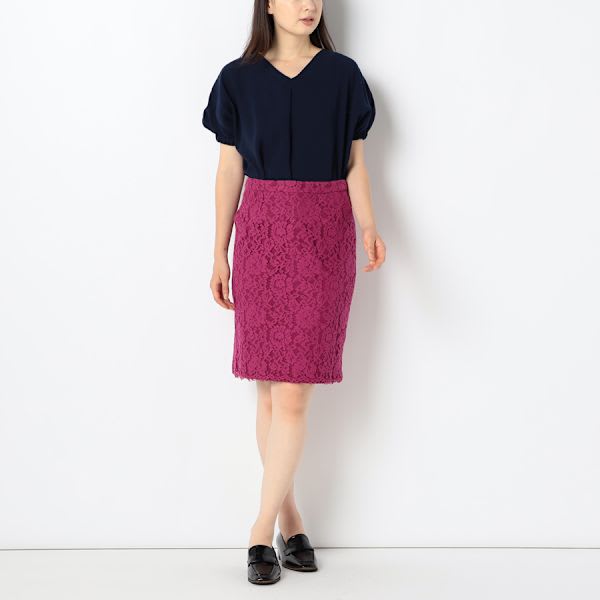 V字ネックラインブラウス