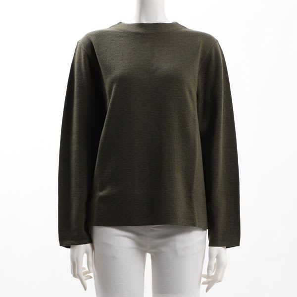 緩やかなネックラインニット