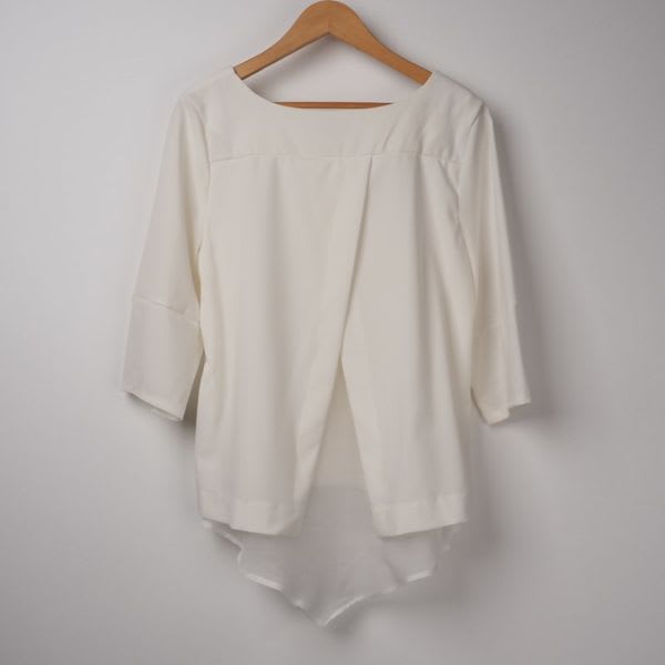 バックデザインボートネックブラウス