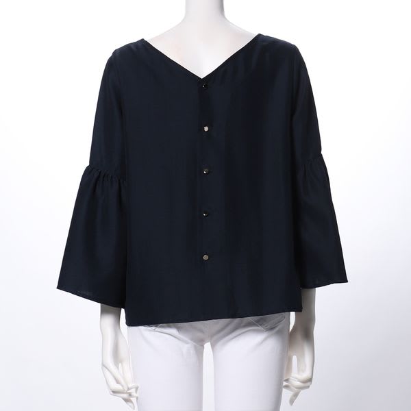 バックボタンデザインフレアスリーブブラウス