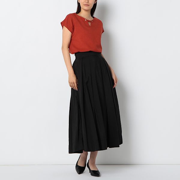 ネックラインアクセントブラウス