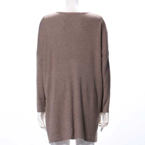 バックテールデザインVネックニット