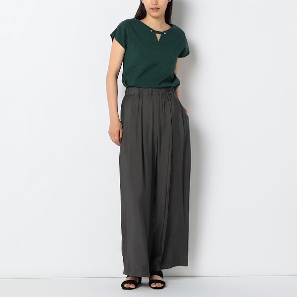 ネックラインアクセントブラウス