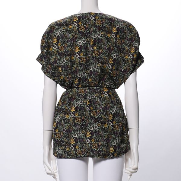 リボンベルト付き小花柄ブラウス