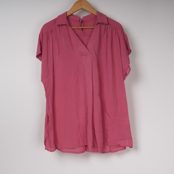 とろみ素材スキッパーカラーブラウス