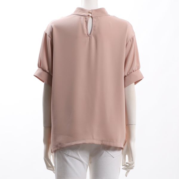 袖ギャザーのスタンドカラーブラウス