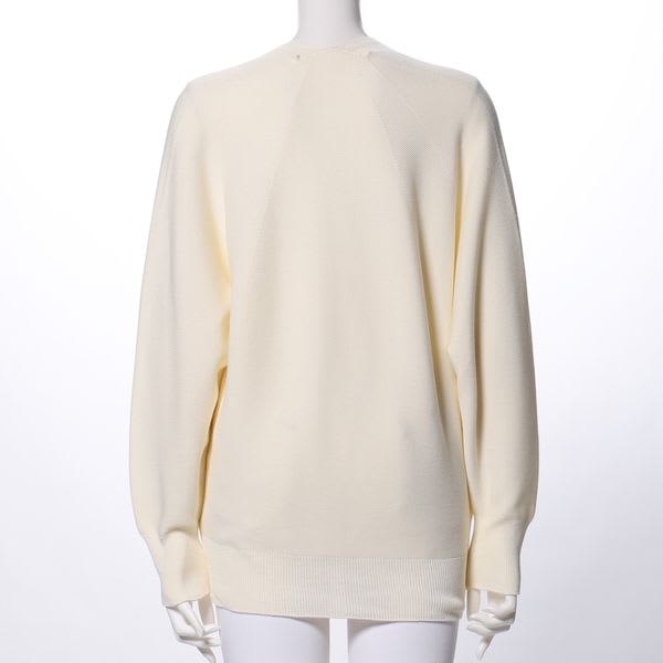 深めのVネックニット