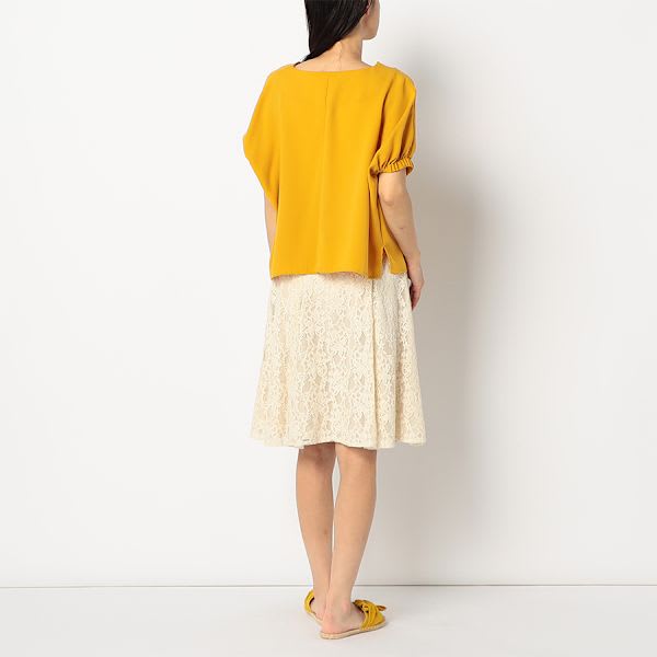 V字ネックラインブラウス