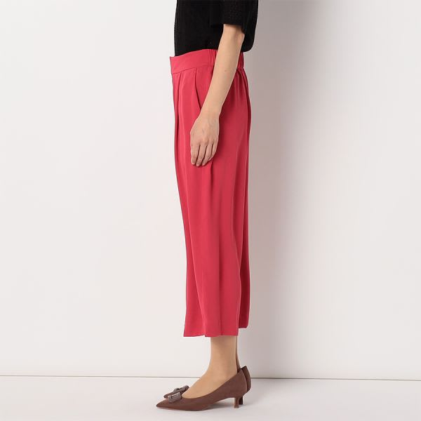 タック入りパンツ