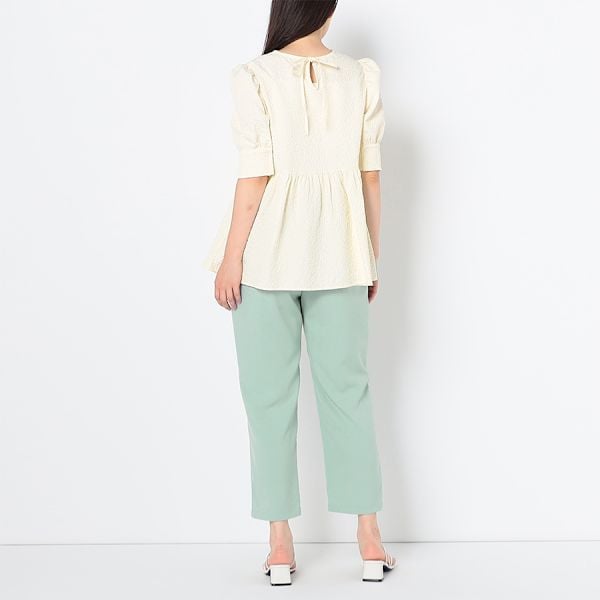 タック入りテーパードパンツ
