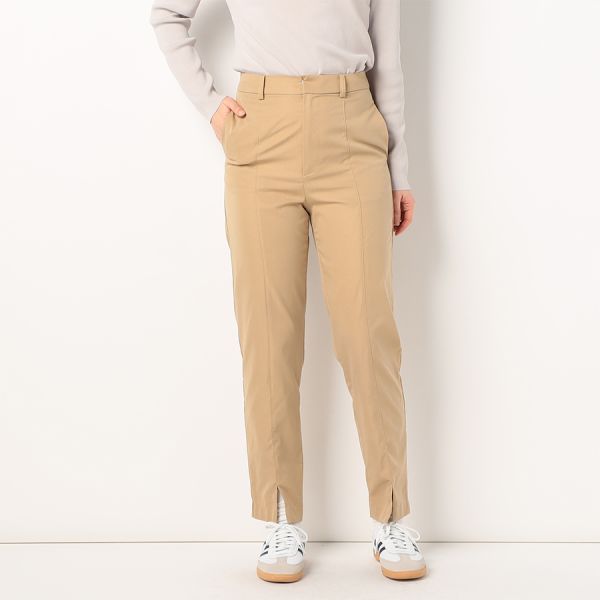 さらっとした素材感テーパードパンツ