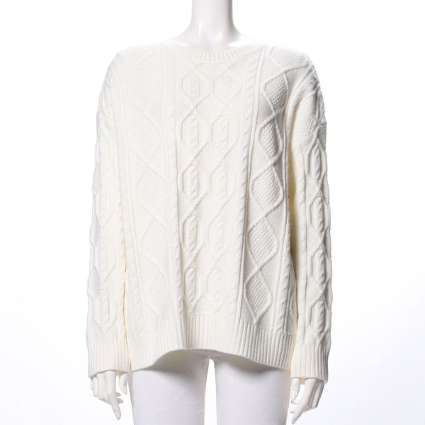 ケーブル編みクルーネックニット