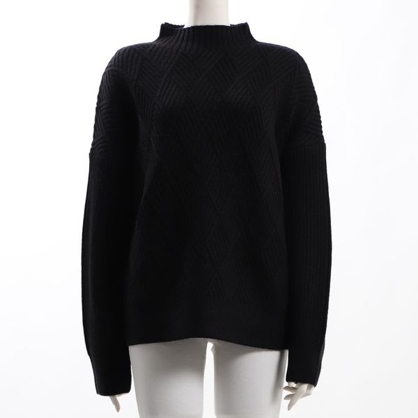 変形編み地オフネックニット