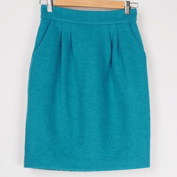 鮮やかなカラータイトスカート