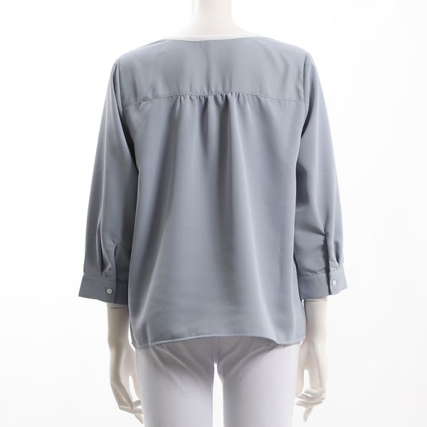 パイピングオープンフロントネックブラウス