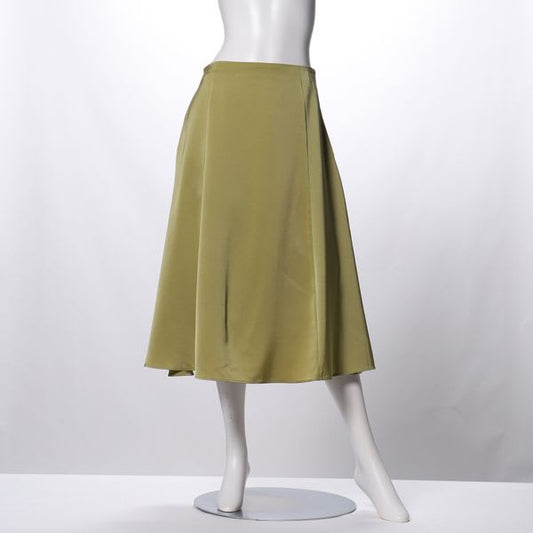 サテンフレアスカート