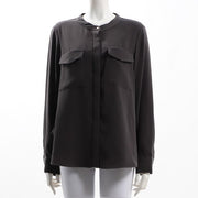 襟元ボタンエフラップポケットバンドカラーブラウス