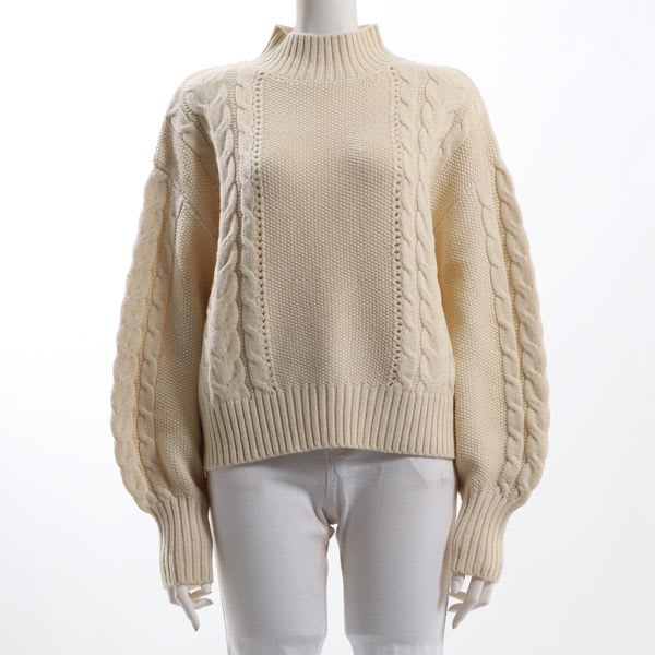 ケーブル編みハイネックニット