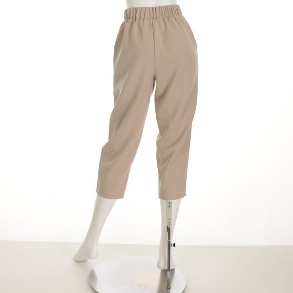 キレイ目なポケット付きクロップドパンツ