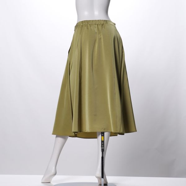 サテンフレアスカート