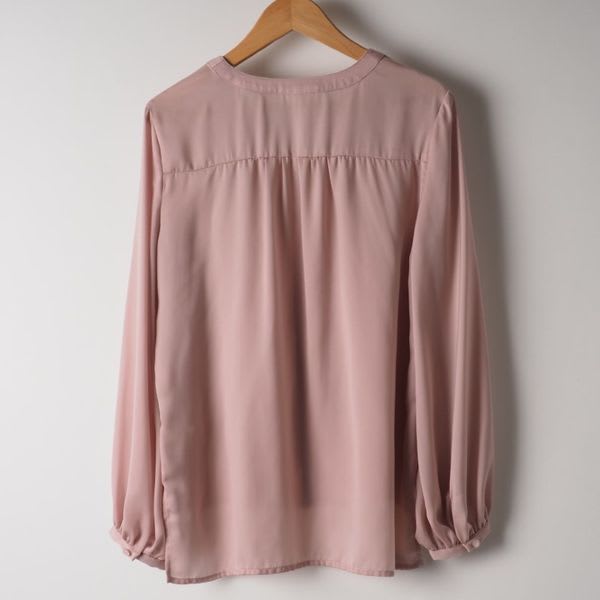 ネックライン開きブラウス