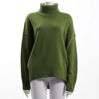 ドロップショルダーのタートルネックニット