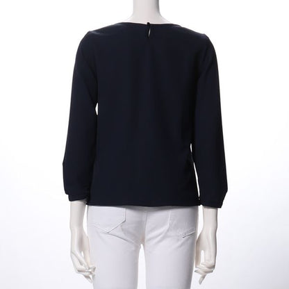 メタルパーツ付きオープンフロントネックブラウス