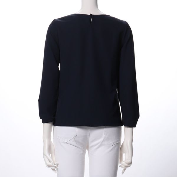 メタルパーツ付きオープンフロントネックブラウス