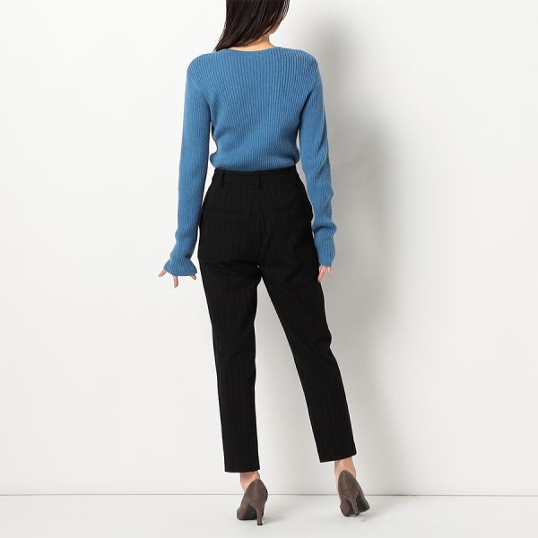 Vネックリブニット