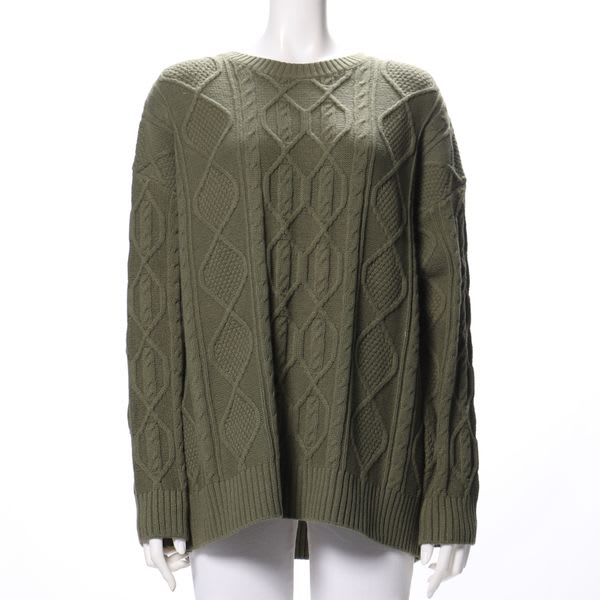 ケーブル編みクルーネックニット