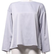 ツヤ感バックボタンブラウス