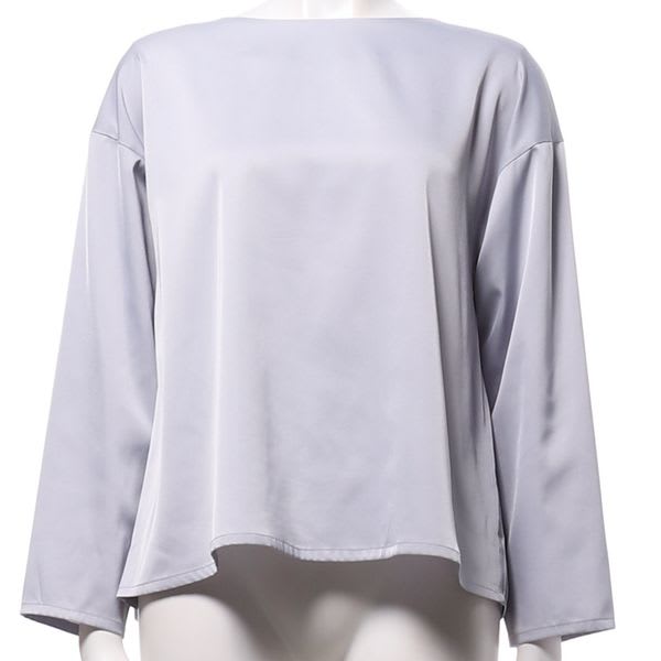 ツヤ感バックボタンブラウス