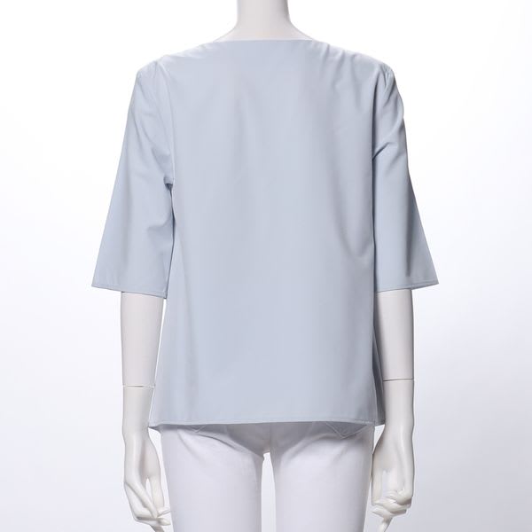 ネックラインタックブラウス