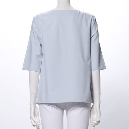 ネックラインタックブラウス