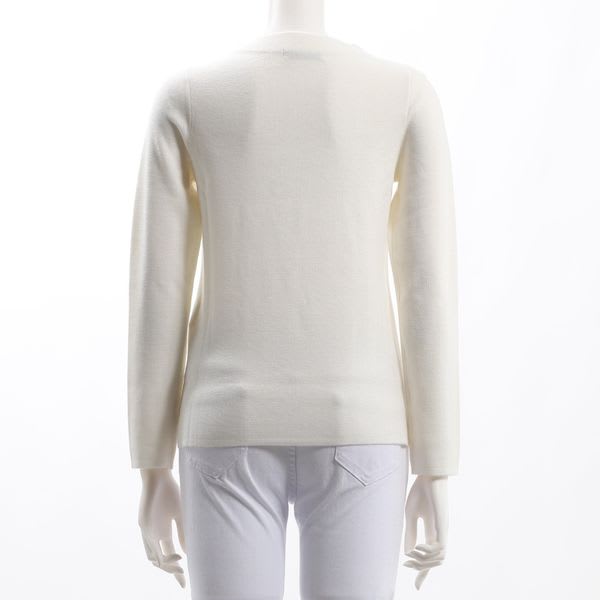 緩やかなネックラインニット