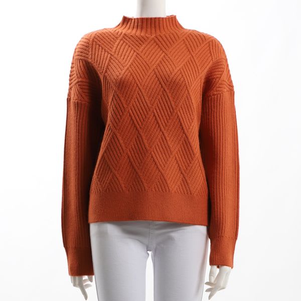 変形編み地オフネックニット