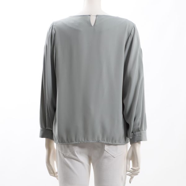 タック付きブラウス