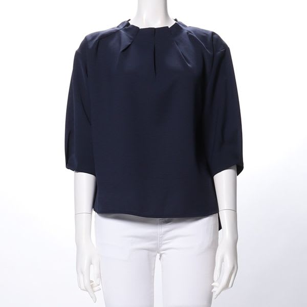 タックネックラインブラウス