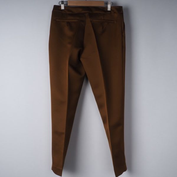 光沢感のあるタック入りテーパードパンツ