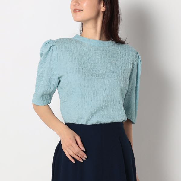 特徴のある表面感のパフスリーブブラウス