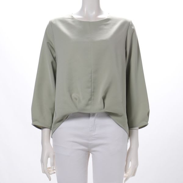 裾タックラウンドネックブラウス