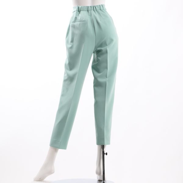 すっきりシルエットテーパードパンツ