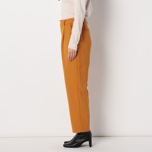 タック入りテーパードパンツ