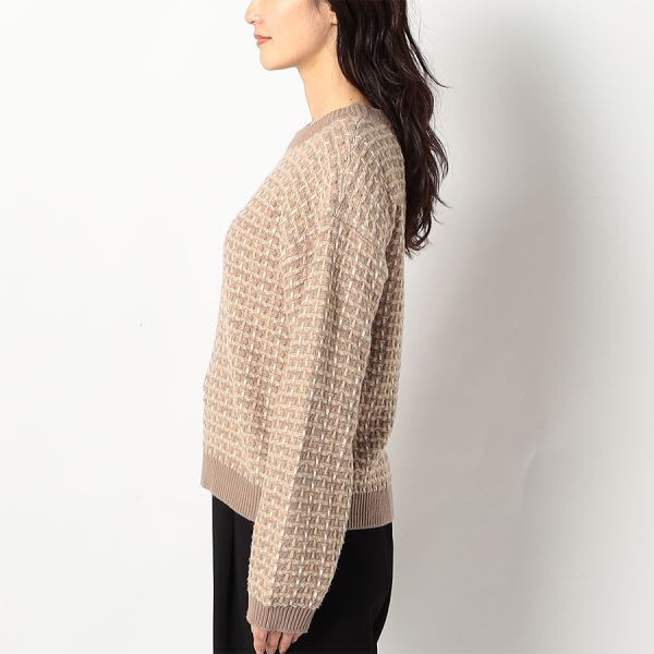 ドロップショルダーのツイードニット
