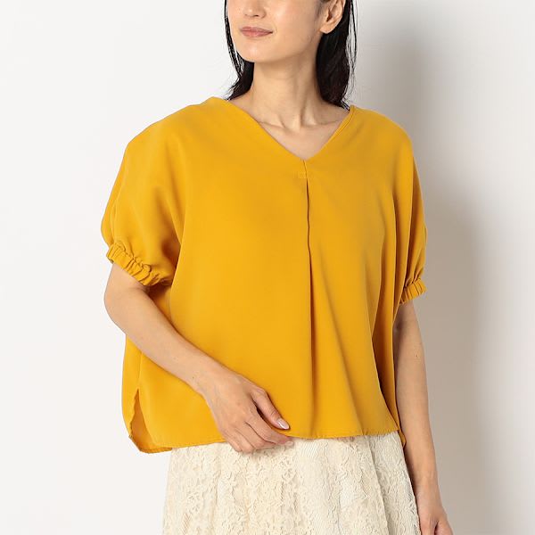 V字ネックラインブラウス