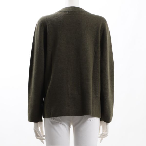 緩やかなネックラインニット