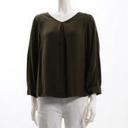 タック付きブラウス